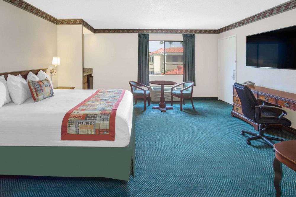 King Room - Non-Smoking interior