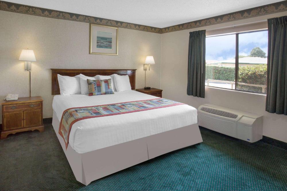 King Room - Mobility Access/Non-Smoking interior